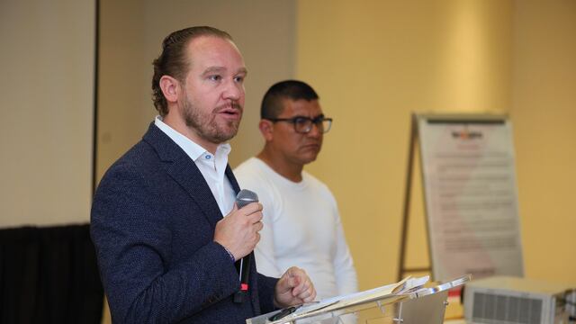 Santiago Taboada durante su reunión con víctimas del gobierno de Morena en CDMX