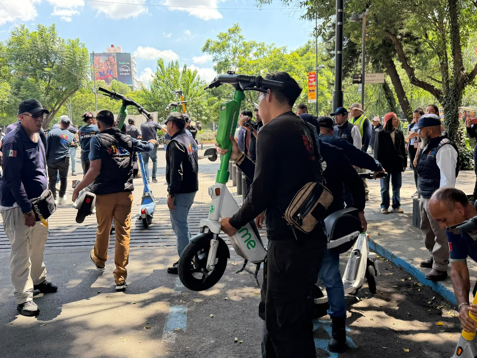 Alessandra Rojo retira scooters de banquetas en Cuauhtémoc.