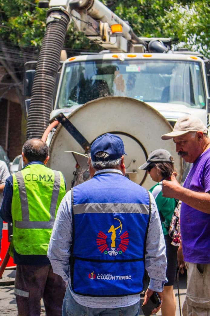 Alcaldía Cuauhtémoc refuerza desazolve en colonia Roma ante temporada de lluvias.