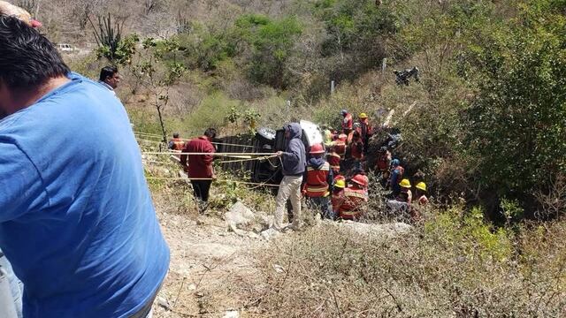 Reportan volcadura de autobús en autopista Mitla-Tehuantepec; mueren 11 personas.