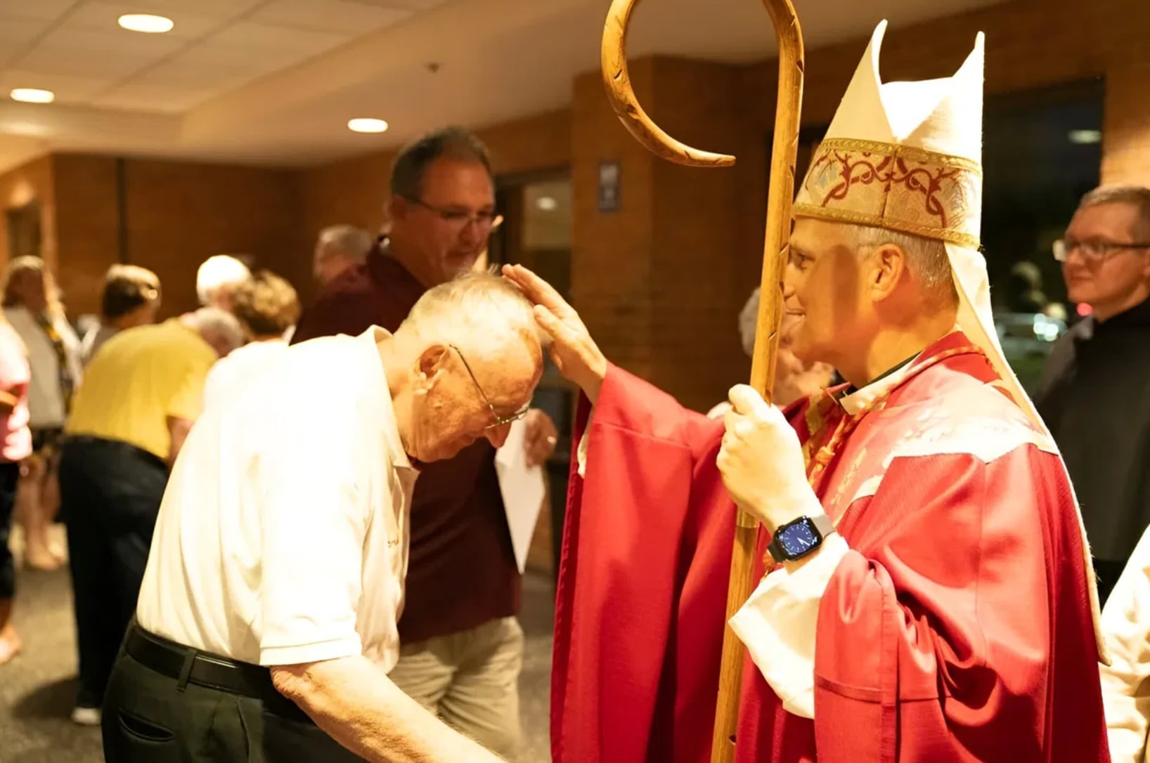 Robert Prevost, hoy Papa León XIV, usando un Apple Watch