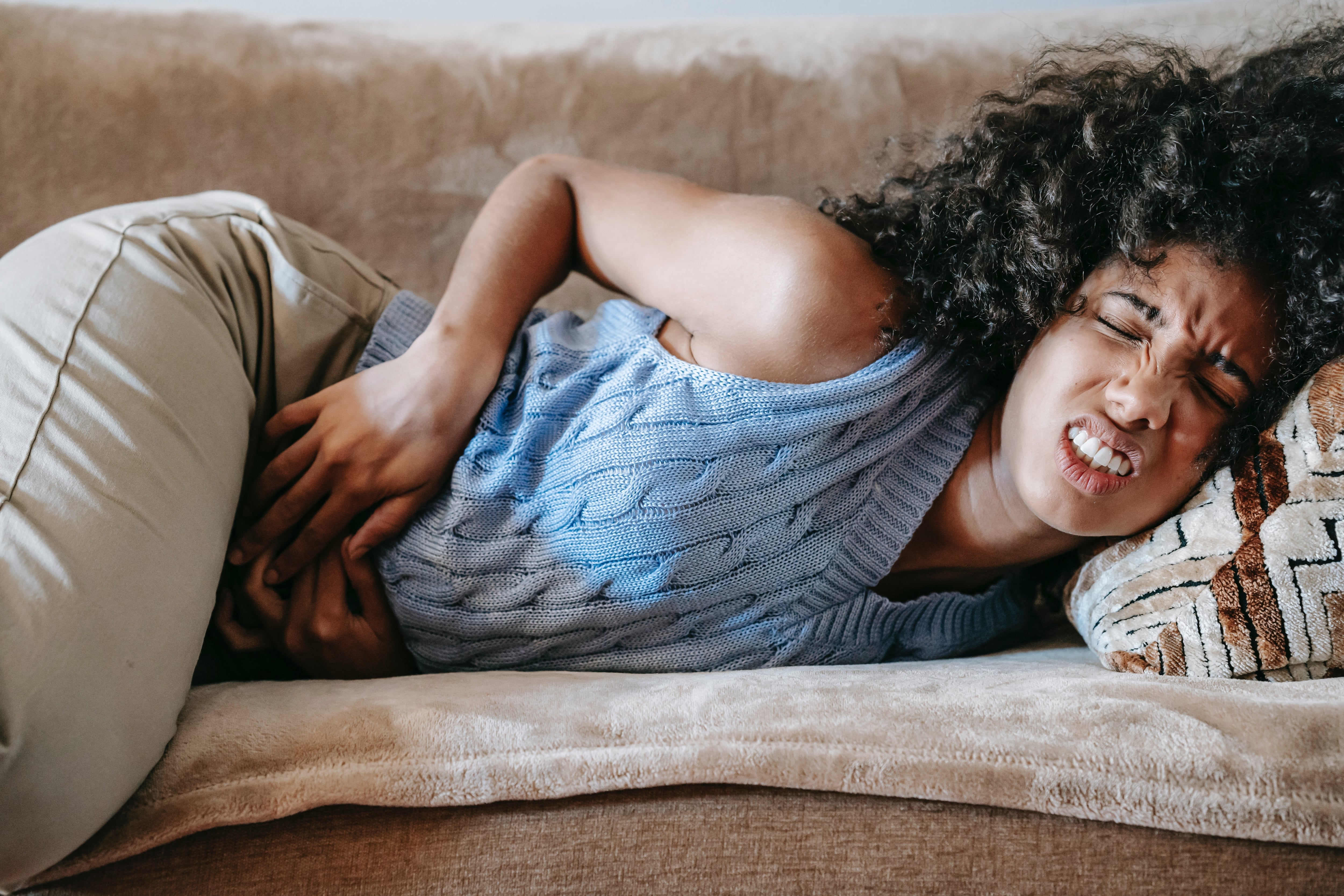 Mujer con dolor abdominal