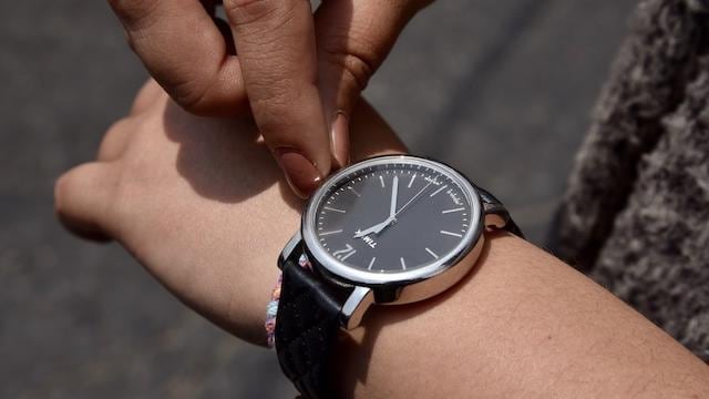 Un hombre adelanta su reloj por el horario de verano.