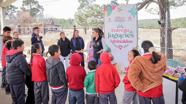 Esteban Villegas y Marisol Rosso entregan regalos a niños