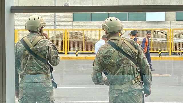 Los militares resguardan el aeropuerto de Lima, el único que opera casi al 100%. Foto/Plácido Garza