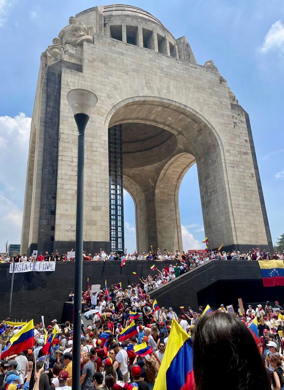 Venezolanos en Monumento a la Revolución