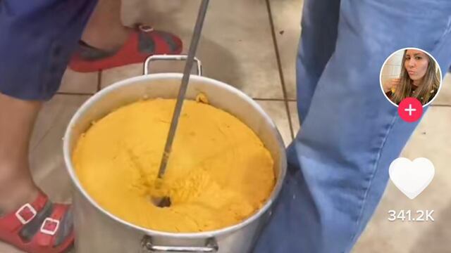 Familia prepara tamales con un taladro