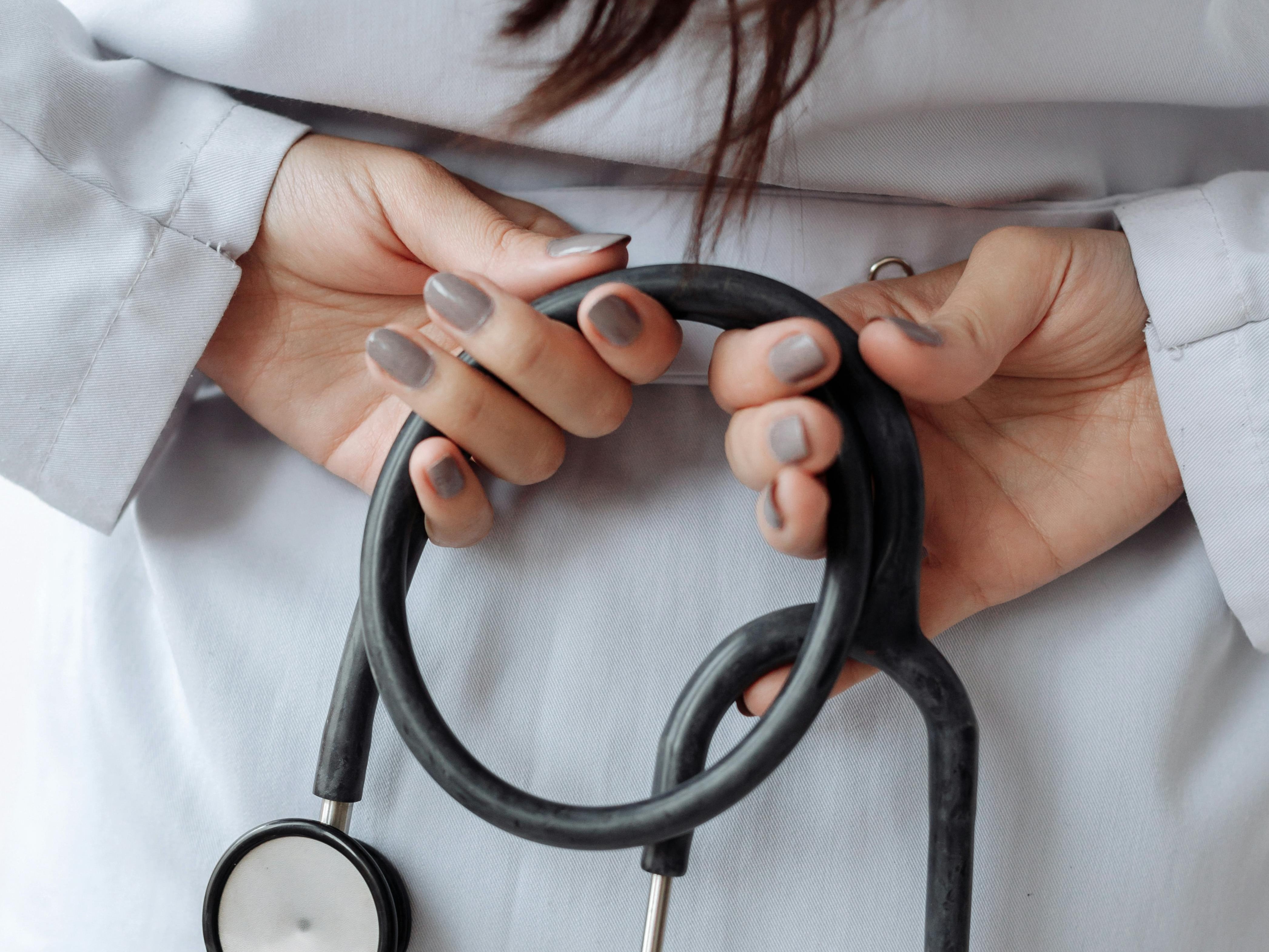 Doctor con estetoscopio.