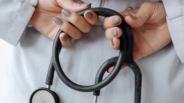 Doctor con estetoscopio.