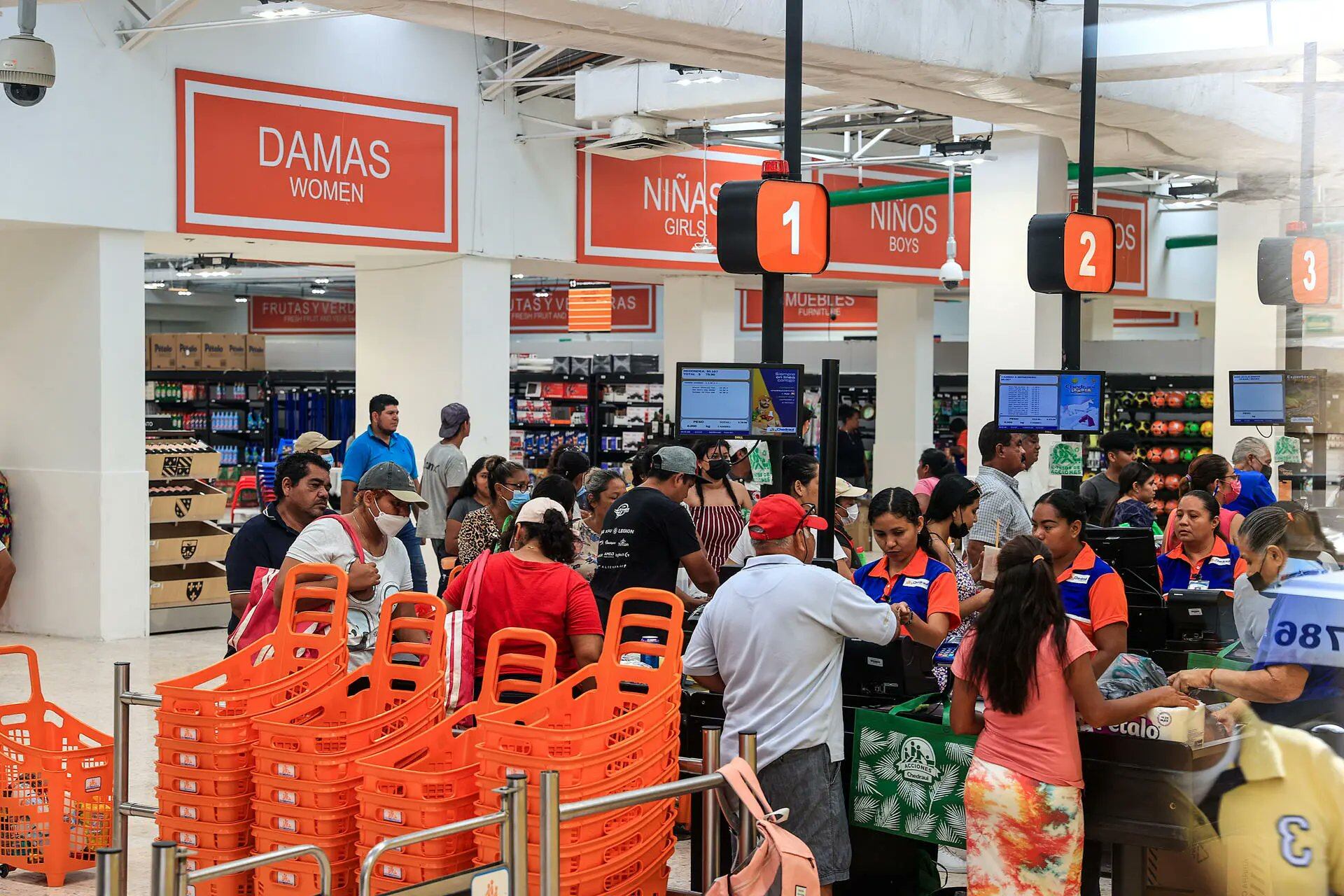 Supermercados en Acapulco vuelven a abrir tras paso de Huracán Otis
