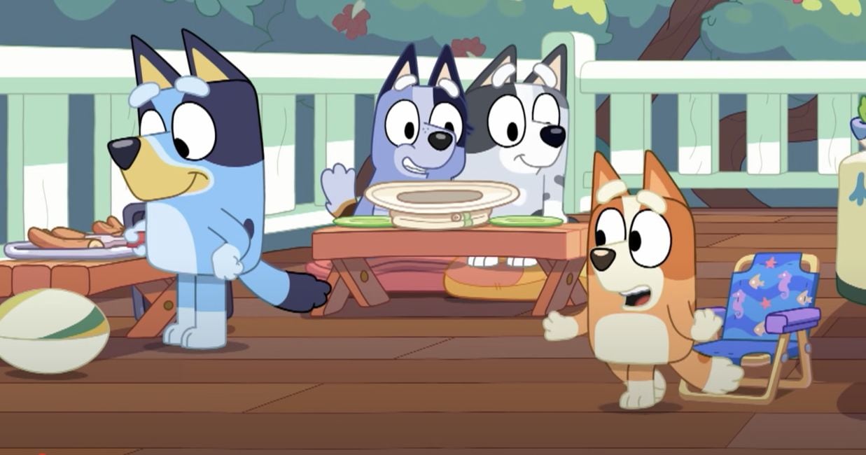 Bluey y Bingo comen barbacoa