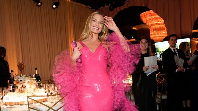 Margot Robbie llega a los Globos de Oro 2024.