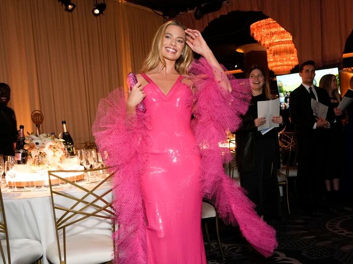 Margot Robbie llega a los Globos de Oro 2024.