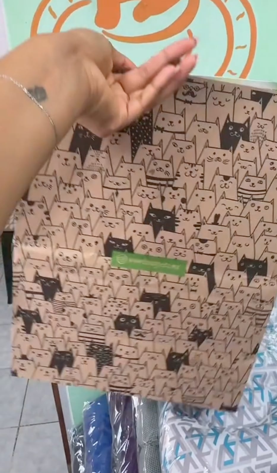 Fancy Pets vende “cueva de papel” para gatos y es un vil bolsa de papel, se quejan en video de TikTok