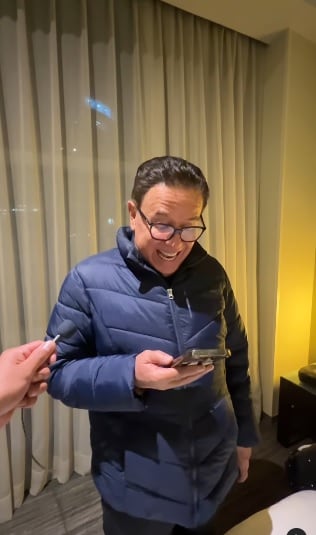 Mario Bezares se entera de sus 2.5 millones de seguidores en Instagram.