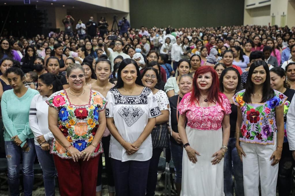 Ariadna Montiel en Campeche entregó tarjetas del Bienestar a madres trabajadores