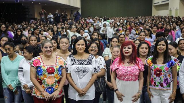 Ariadna Montiel en Campeche entregó tarjetas del Bienestar a madres trabajadores
