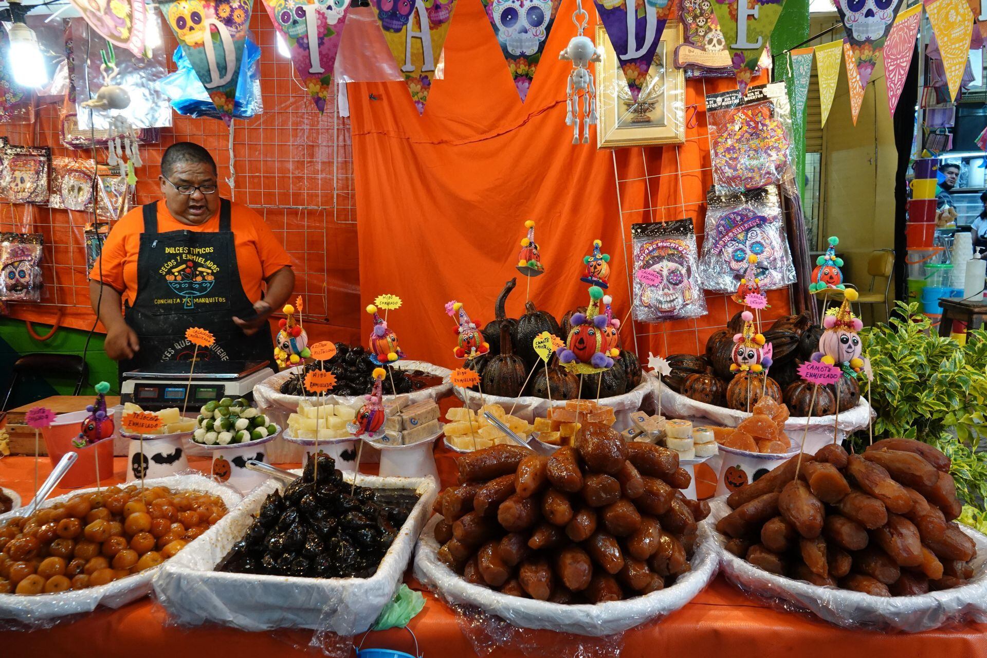 En el marco de los festejos previos del Día de Muertos y Halloween, capitalinos comenzaron las compras de Flor de cempasúchil, calaveritas, calabazas y disfraces en el Mercado de Jamaica