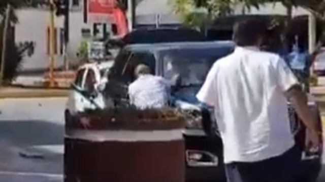 Video muestra cómo taxistas en Cancún agreden a una camioneta turística