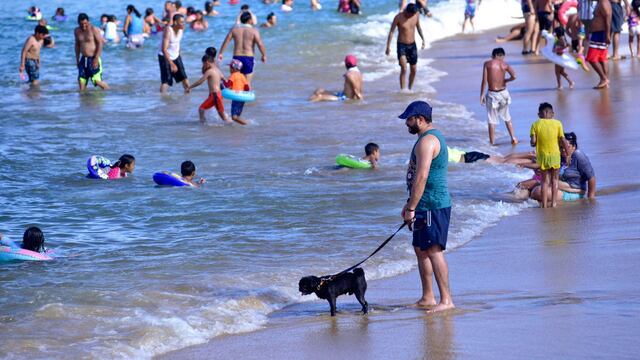 Turistas en playas de Acapulco