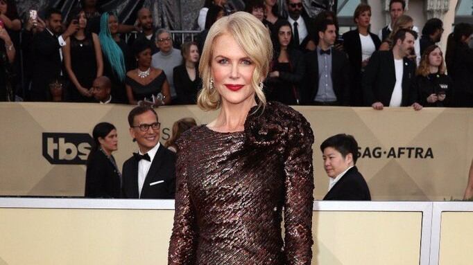 Nicole Kidman rinde homenaje a mujeres en los SAG Awards