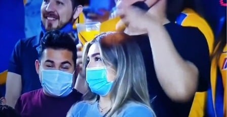 Jóvenes en partido de Club Tigres