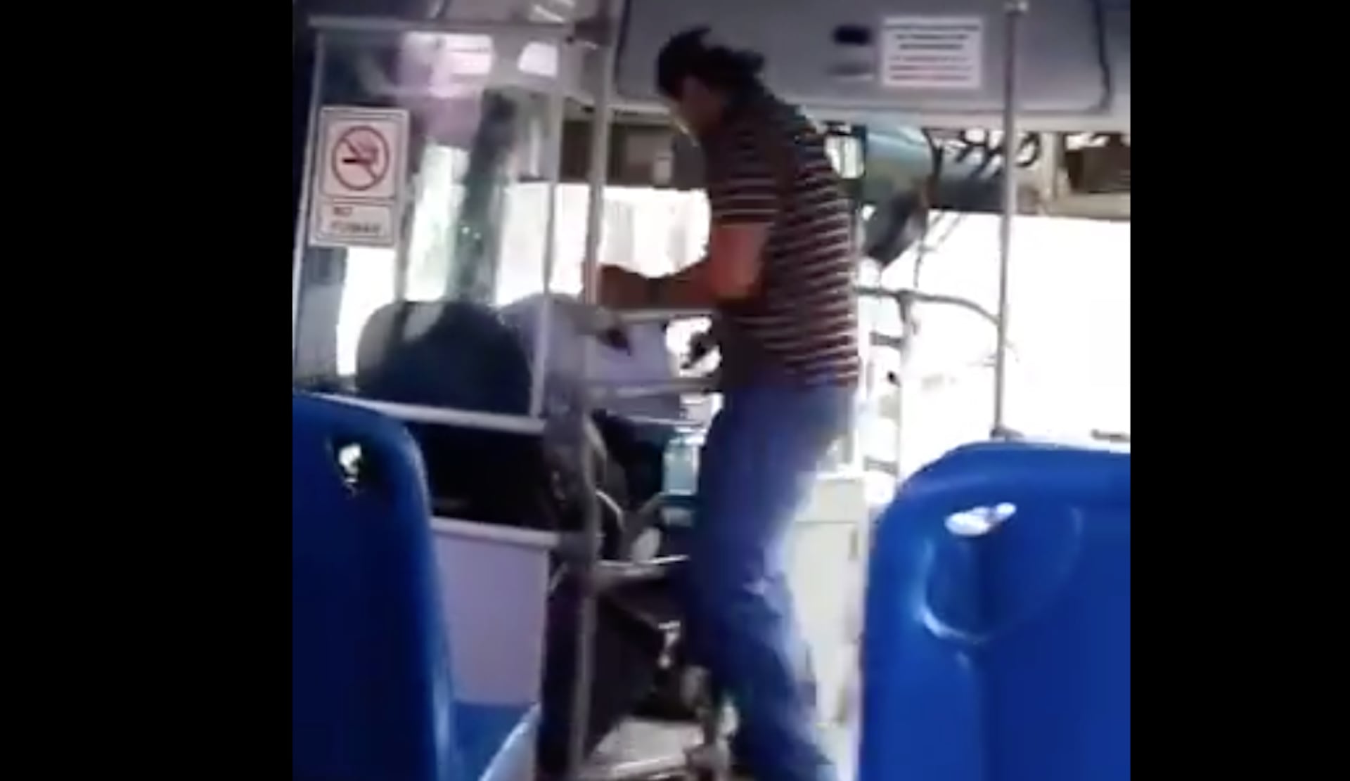 El pasajero lanzó un par de puñetazos al chofer.