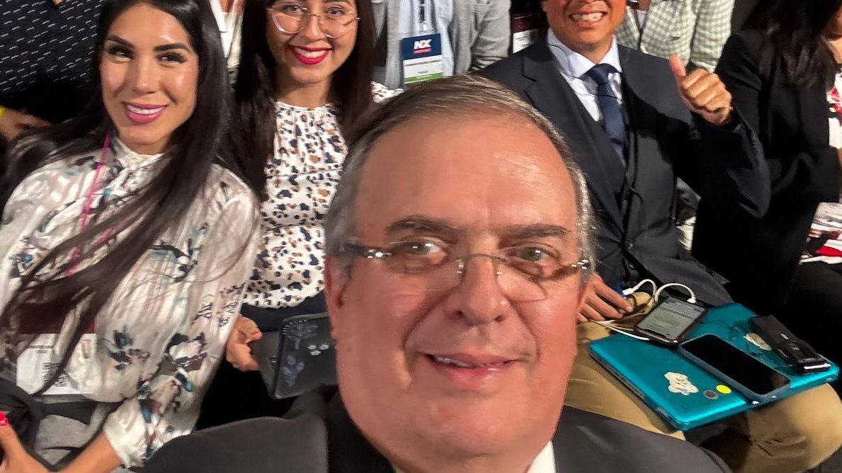 Marcelo Ebrard se sienta con la prensa en evento con Claudia Sheinbaum y Mark Carney