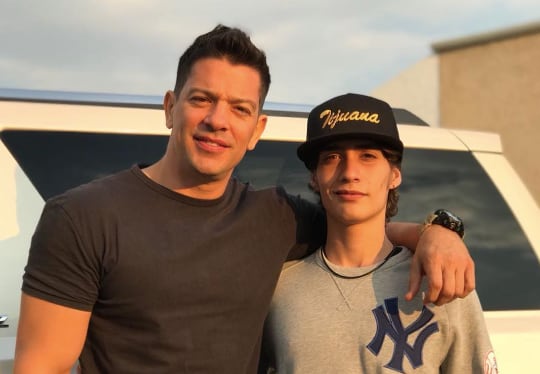 Yahir junto a su hijo Tristán Othon