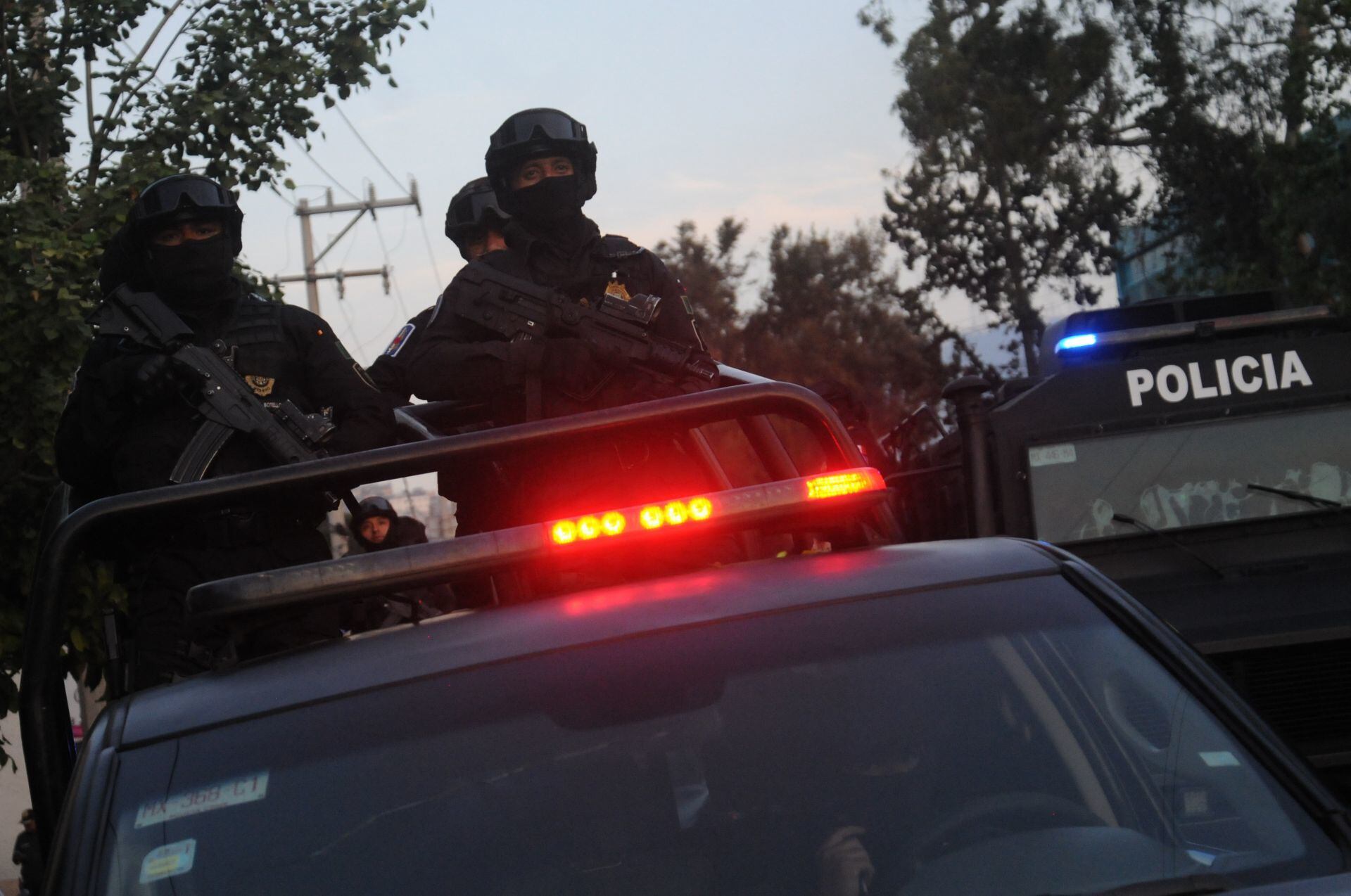 Policías durante operativo