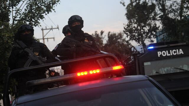 Policías durante operativo