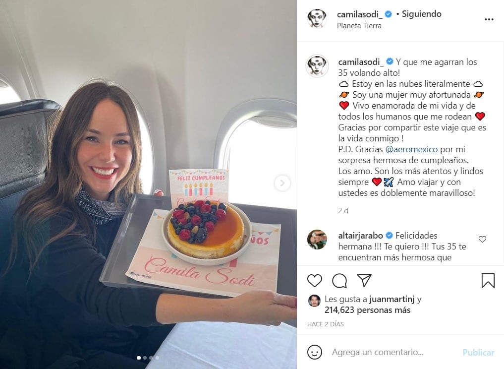 Camila Sodi festejó su cumpleaños en un avión