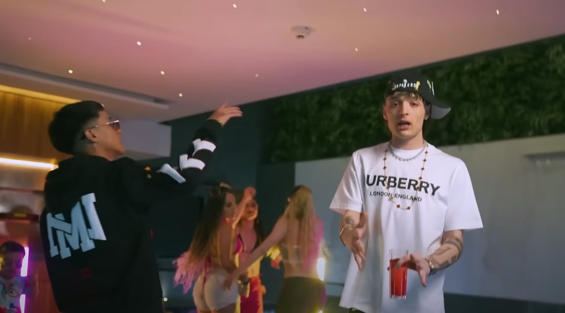Peso Pluma con Yvng Lvcas en escenas del video de La Bebé.