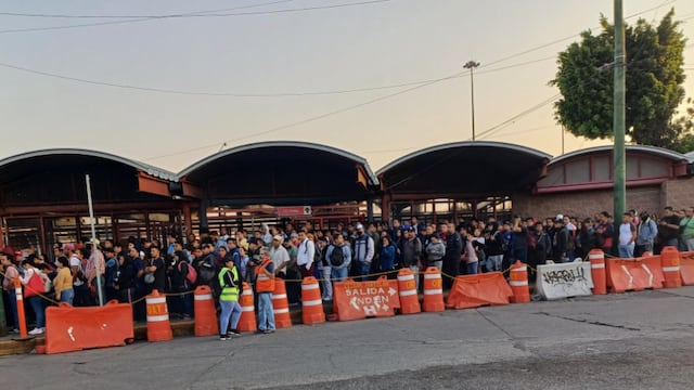 Largas filas en servicio emergente Velódromo-Pantitlán