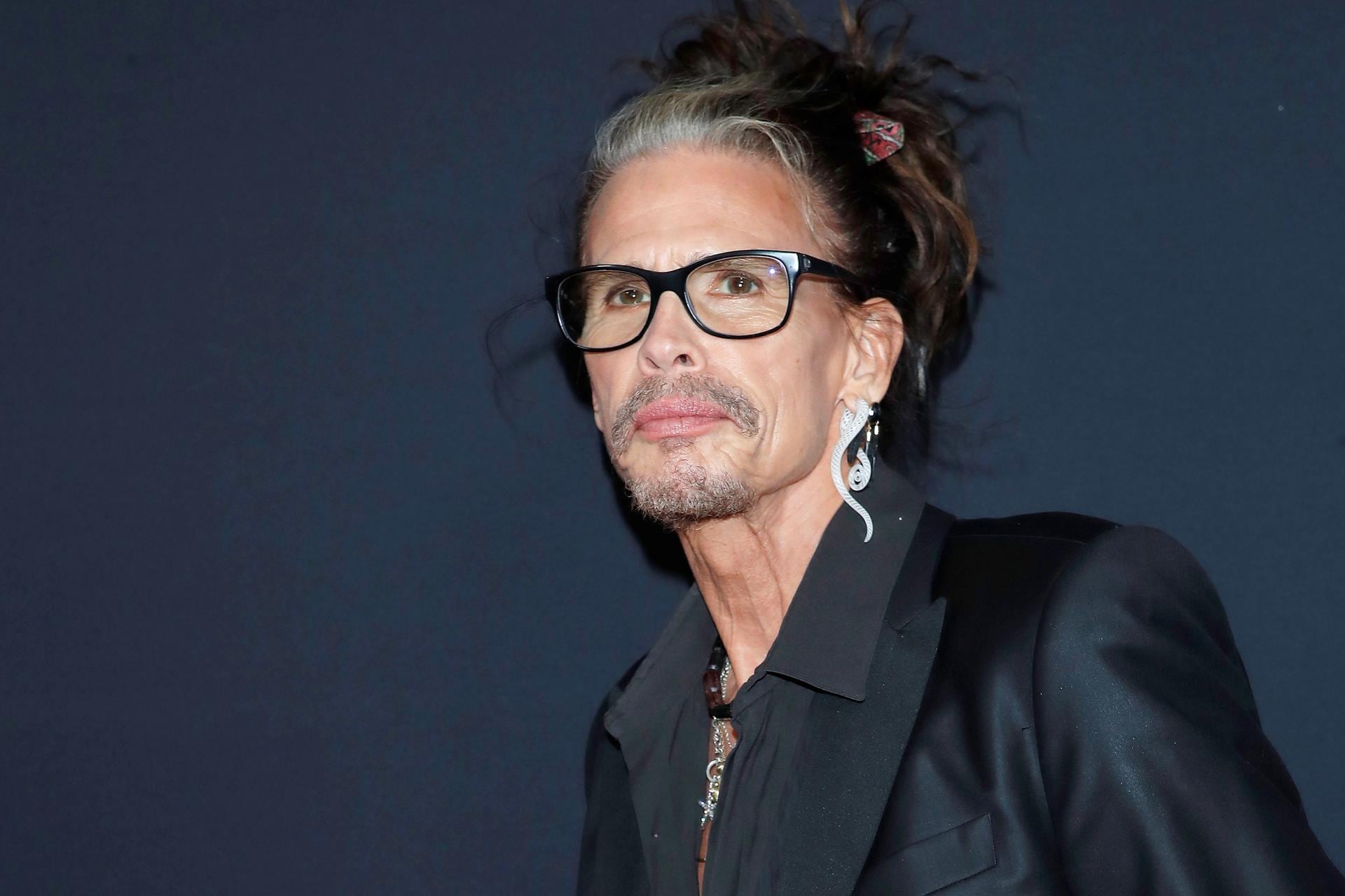 Steven Tyler, de Aerosmith, es acusado de abusar de una adolescente de 16 años en 1970