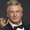 Alec Baldwin se va de Twitter por críticas; se burló del acento de Gillian Anderson