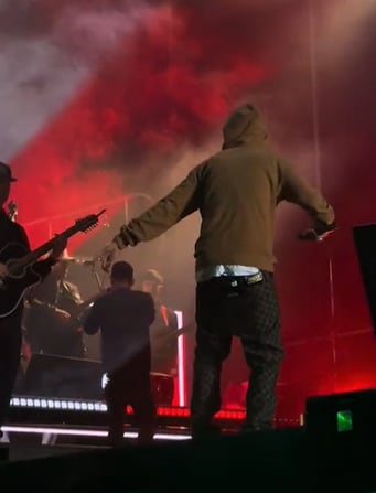 Natanael Cano sufre caída desde el escenario en concierto de Metepec