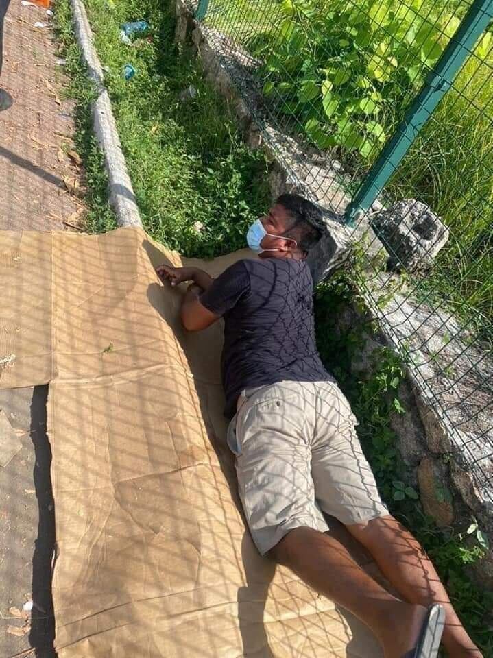 Joven se queda dormido en la fila de vacunación