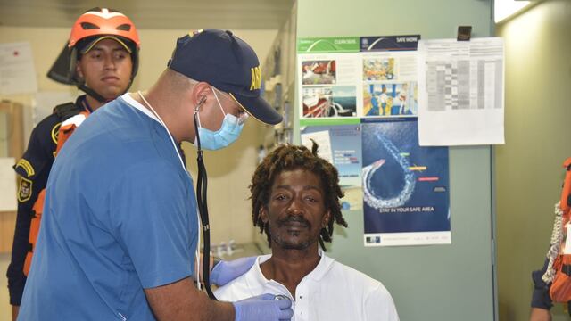 Migrante es rescatado tras sobrevivir 24 días perdido el altamar a base de catsup.