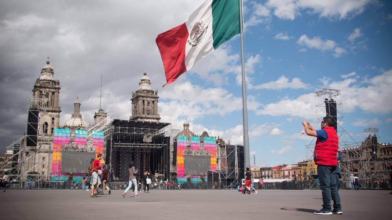 Preparativos en el Zócalo capitalino por AMLOFest.