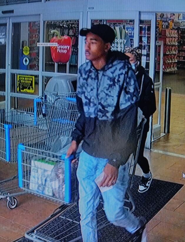 Rateros engañan a cajero de Walmart