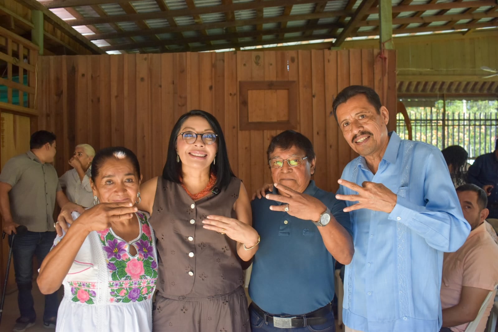 Esthela Damián se reúne con productores y recorre Tecpan de Galeana.