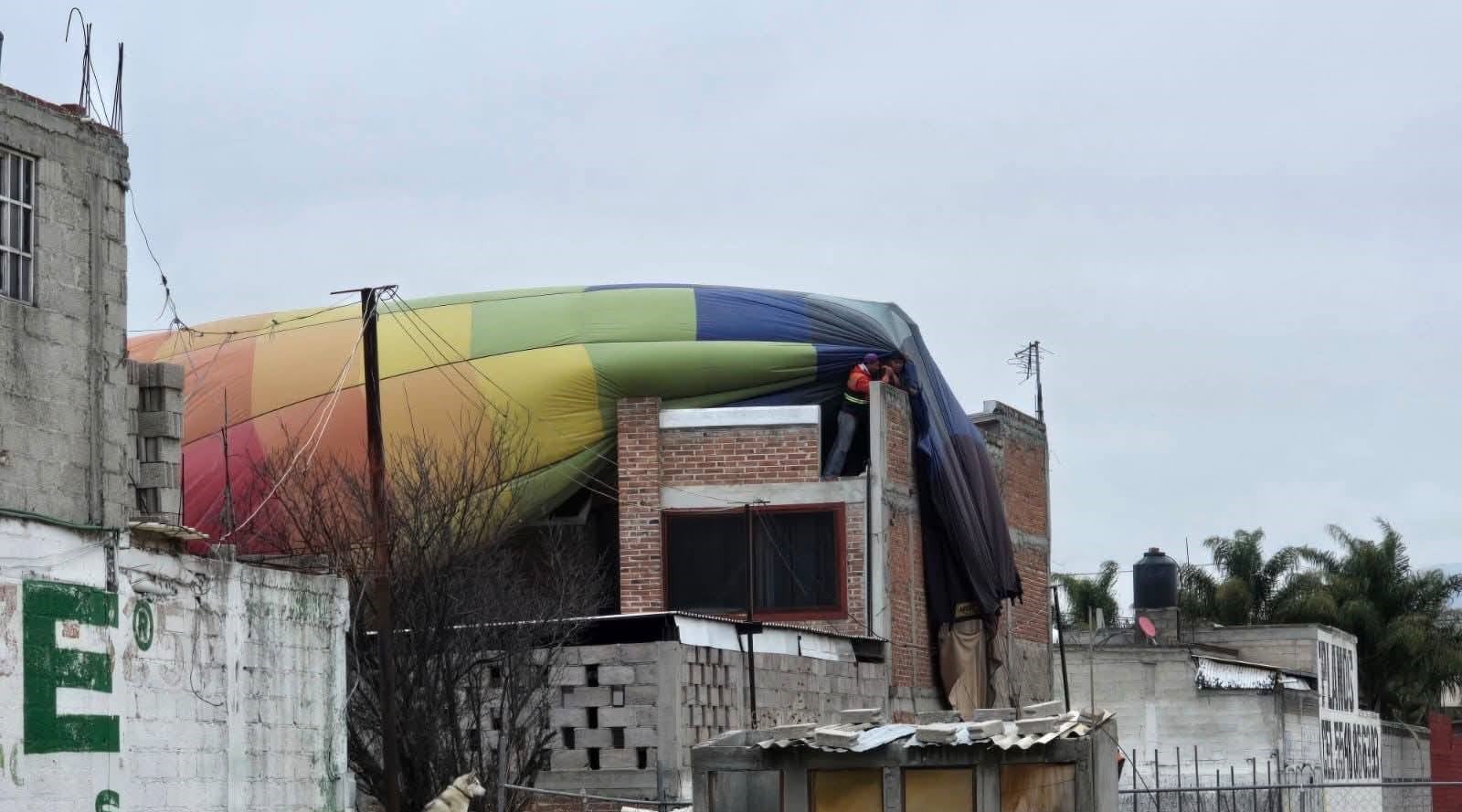 Teotihuacán: globo aerostático aterriza de emergencia en una vivienda