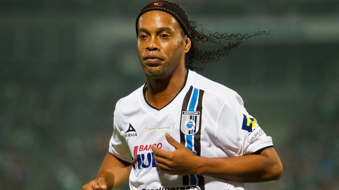 Ronaldinho jugó en México con los Gallos de Querétaro