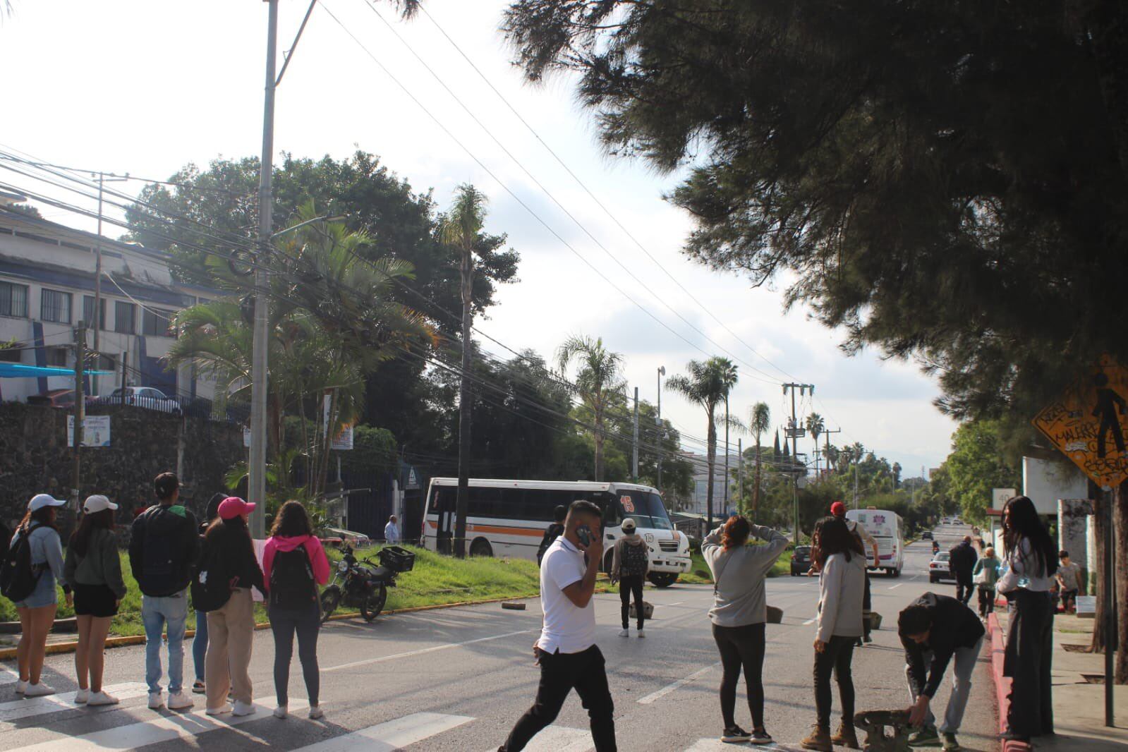 Estudiantes de UAEM, se manifiestan en Paloma de la Paz, Cuernavaca