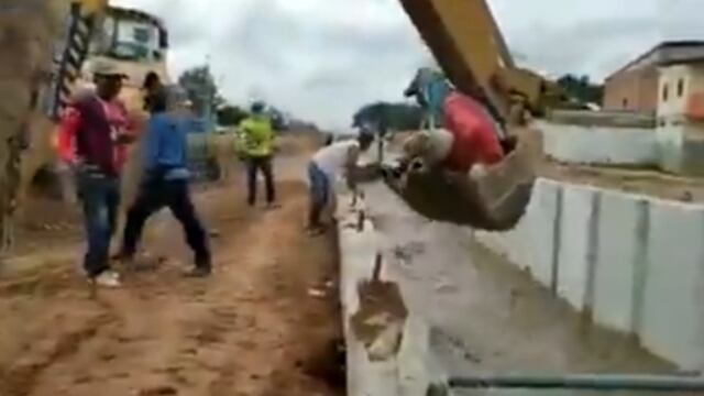 Trabajador rescatando a perrito que cayo en un canal de agua