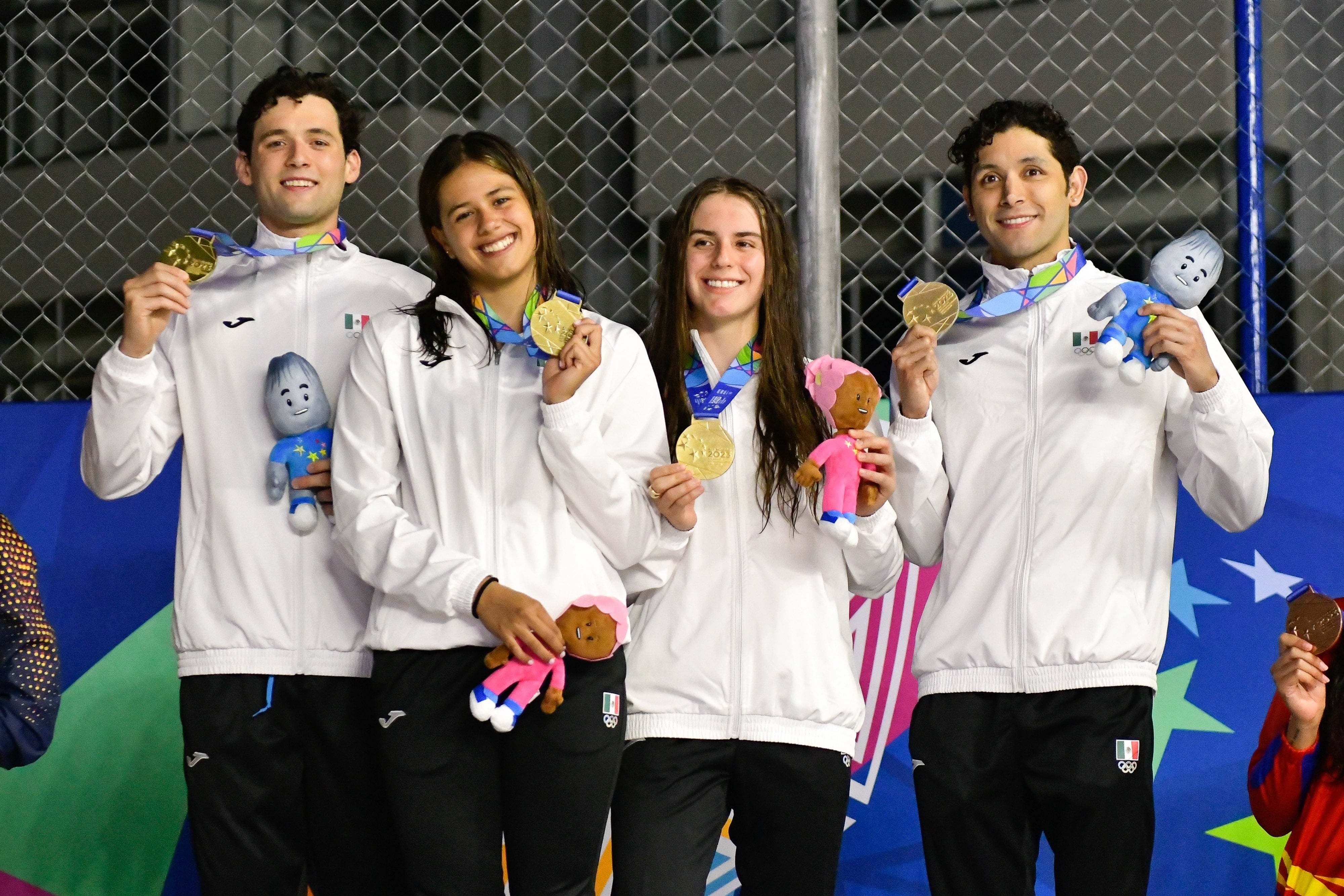 México ganó la medalla de oro en Natación, en la prueba de combinados en equipos mixtos.