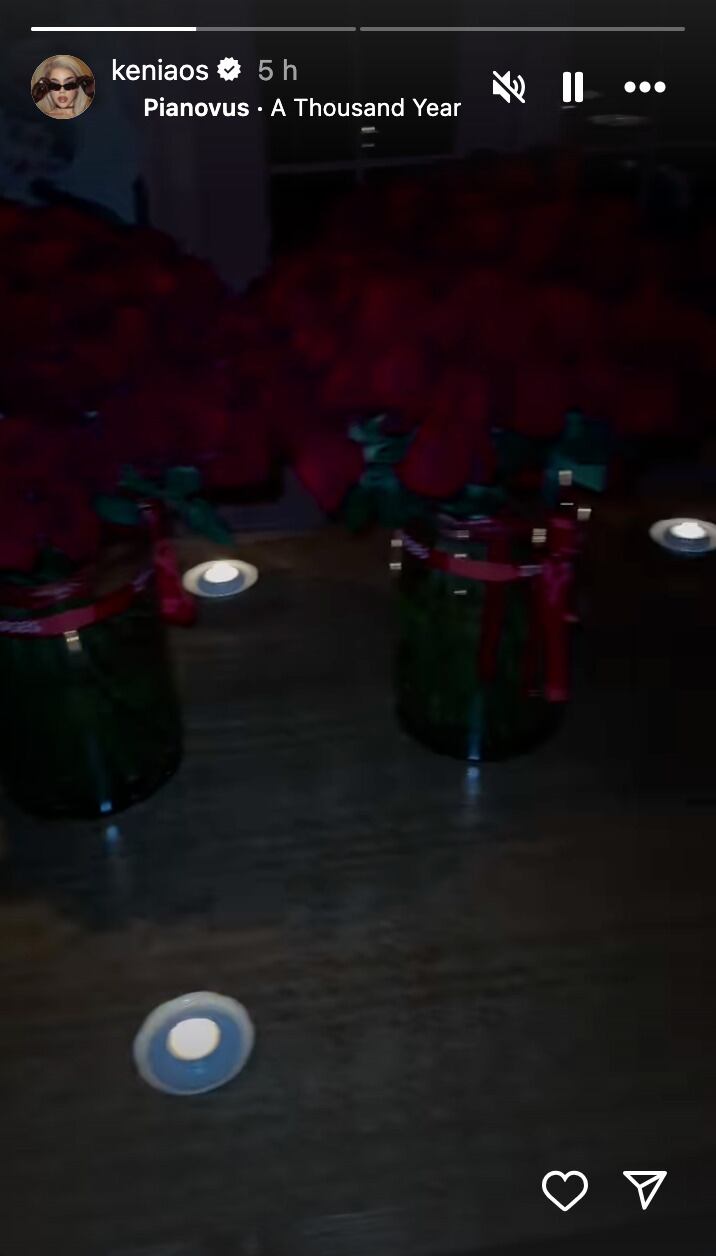 Kenia Os sube a sus historias cientos de rosas que le habría mandado Peso Pluma