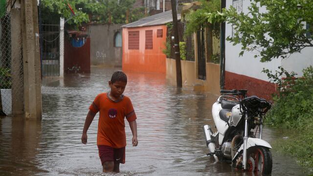 Paso de "Narda" por El Embarcadero, municipio de Coyuca de Benítez, Guerrero