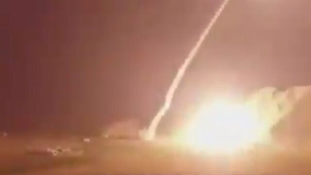 Al menos una decena de misiles balísticos impactaron sobre la superficie de la base Al Asad en Irak.